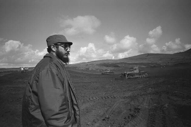 Fidel Castro steht auf einem Feld, halbe Figur, Halbfigur, er beobachtet zwei Planierraupen bei der Arbeit, im Jahr 1967 auf Kuba; Fidel CASTRO (eigentlich: Fidel Alejandro Castro Ruz), Kuba, Politik, Regierungschef von Kuba; black and white, Schwarz - weiss, schwarzweiss, monochrom, SW Monochrome, Schwarzweissfoto,