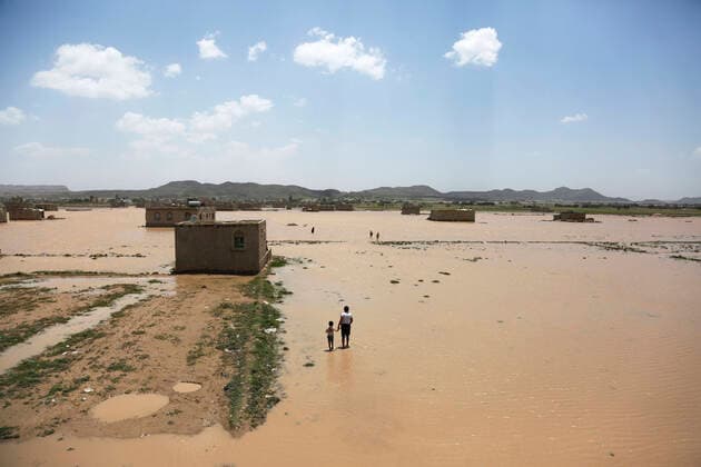 Bilder des Jahres 2022, News 08 August News Themen der Woche KW34 (220824) -- DHAMAR, Aug. 24, 2022 -- People try to wade through flood water after heavy rains hit the Mabar District, Dhamar Province in Yemen on Aug. 23, 2022. The total number of people killed by rainstorms, floods, and lightning strikes has been brought to at least 97 since July in the war-torn country, which has been battered by torrential rains, flash floods, and lightning for weeks, according to the health authorities. (Photo by Xinhua) YEMEN-DHAMAR-FLOOD MohammedxMohammed