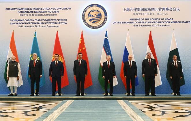 Bilder des Jahres 2022, News 09 September News Themen der Woche KW37 News Bilder des Tages Uzbekistan SCO 8275731 16.09.2022 From left, Indian Prime Minister Narendra Modi, Kazakhstan s President Kassym-Jomart Tokayev, Kyrgyz President Sadyr Japarov, Chinese President Xi Jinping, Uzbek President Shavkat Mirziyoyev, Russian President Vladimir Putin, Tajik President Emomali Rahmon and Pakistani Prime Minister Shahbaz Sharif pose for a family photo at the 22nd Shanghai Cooperation Organisation Heads of State Council (SCO-HSC) Summit, in Samarkand, Uzbekistan. Sergey Guneev Sputnik Samarkand Uzbekistan Copyright: xSergeyxGuneevx
