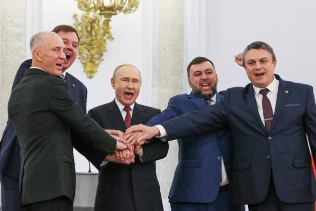Ukraine-Krieg, Jahrestag der Invasion, Chronologie der Ereignisse, Archivbilder Bilder des Jahres 2022, News 09 September News Themen der Woche KW39 News Bilder des Tages MOSCOW, RUSSIA - SEPTEMBER 30, 2022: Kherson Region civil and military administration head Vladimir Saldo, Zaporizhzhia (Zaporozhye) civil and military administration head Yevgeny Balitsky, Russia s President Vladimir Putin, Donetsk People s Republic (DPR) leader Denis Pushilin and Lugansk People s Republic (LPR) leader Leonid Pasechnik (L-R clockwise) join hands as they pose for a photograph in the Grand Kremlin Palace during a signing ceremony for treaties on the accession of the Donetsk People s Republic, the Lugansk People s Republic, and the Kherson Region and Zaporizhzhia (Zaporozhye) Region of Ukraine to Russia. Referendums for joining Russia were held in the Lugansk People s Republic, the Donetsk People s Republic and the Kherson Re TS144A27