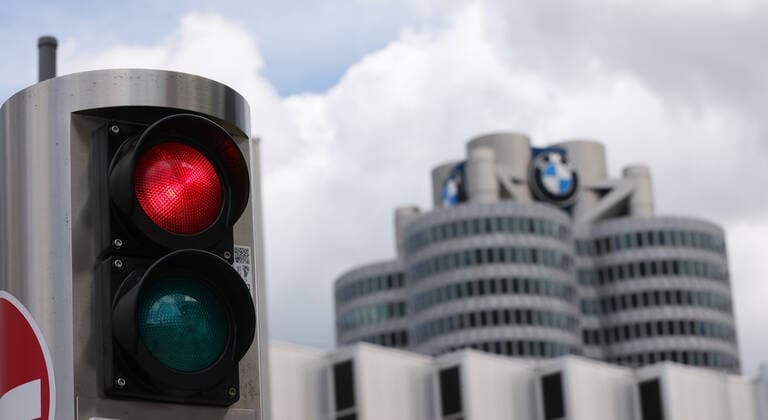 08.06.2022, Deutschland, Bayern, München, BMW, Automobile, Autohersteller, BMW-Vierzylinder, BMW-Hochhaus, BMW-Turm, Hauptverwaltung, davor rote Ampel München Deutschland Copyright: xRalfxIbing SnowfieldxPhotographyx SF080622BMWR18