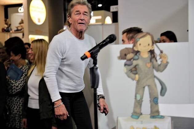 22.10.2022 Frankfurt am Main, Messe Frankfurter Buchmesse 2022 - Impressionen Grosser Andrang auf dem Messestand Hendrikje Balsmeyer und Peter Maffay sind nicht nur Lebensgefährten sondenr auch die Autoren von der Kinderbuchreihe Anouk Bild zeigt Peter Maffay erstaunt und erfreut über den grossen Andrang