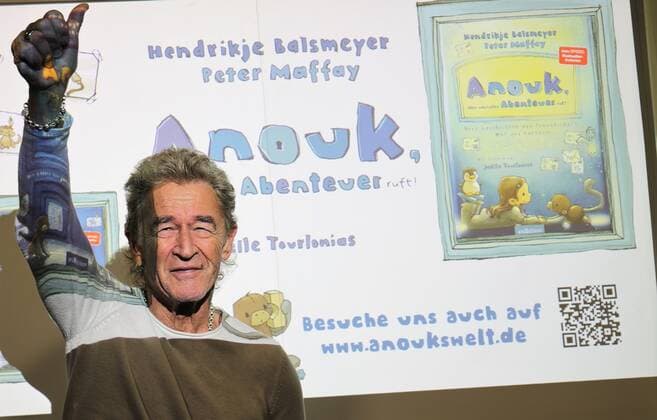 22.10.2022 Frankfurt am Main, Messe Frankfurter Buchmesse 2022 - Impressionen Grosser Andrang auf dem Messestand Hendrikje Balsmeyer und Peter Maffay sind nicht nur Lebensgefährten sondenr auch die Autoren von der Kinderbuchreihe Anouk Bild zeigt Peter Maffay erstaunt und erfreut über den grossen Andrang