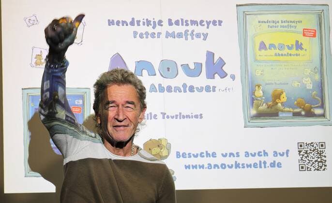 22.10.2022 Frankfurt am Main, Messe Frankfurter Buchmesse 2022 - Impressionen Grosser Andrang auf dem Messestand Hendrikje Balsmeyer und Peter Maffay sind nicht nur Lebensgefährten sondenr auch die Autoren von der Kinderbuchreihe Anouk Bild zeigt Peter Maffay erstaunt und erfreut über den grossen Andrang