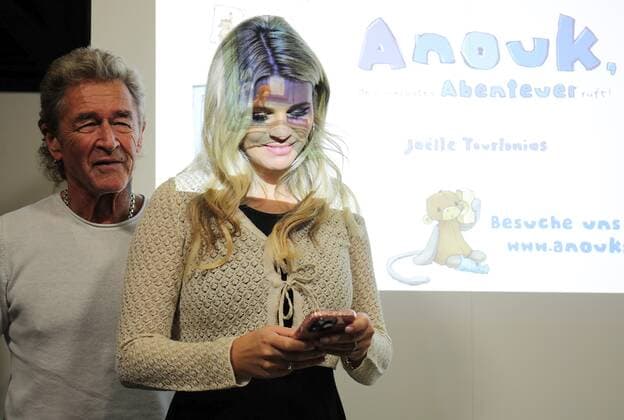 22.10.2022 Frankfurt am Main, Messe Frankfurter Buchmesse 2022 - Impressionen Grosser Andrang auf dem Messestand Hendrikje Balsmeyer und Peter Maffay sind nicht nur Lebensgefährten sondenr auch die Autoren von der Kinderbuchreihe Anouk Bild zeigt Peter Maffay und Lebendgefährtin Hendrikje Balsmeyer