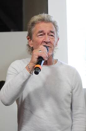 22.10.2022 Frankfurt am Main, Messe Frankfurter Buchmesse 2022 - Impressionen Grosser Andrang auf dem Messestand Hendrikje Balsmeyer und Peter Maffay sind nicht nur Lebensgefährten sondenr auch die Autoren von der Kinderbuchreihe Anouk Bild zeigt Peter Maffay erstaunt und erfreut über den grossen Andrang