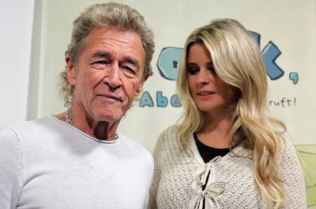 22.10.2022 Frankfurt am Main, Messe Frankfurter Buchmesse 2022 - Impressionen Grosser Andrang auf dem Messestand Hendrikje Balsmeyer und Peter Maffay sind nicht nur Lebensgefährten sondenr auch die Autoren von der Kinderbuchreihe Anouk Bild zeigt Peter Maffay und Lebendgefährtin Hendrikje Balsmeyer