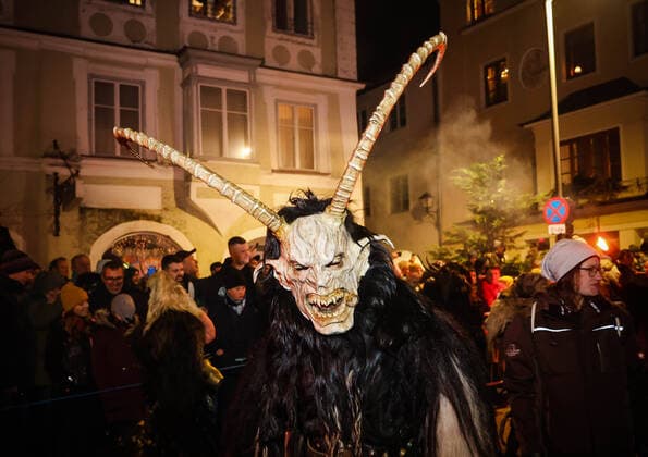 Bilder des Jahres, News 11 November News Themen der Woche KW46 News Bilder des Tages 19.11.2022, Braunau am Inn, AUT, Reportage, Braunauer Krampuslauf, Themenbild, Krampuslauf, Perchtenlauf, im Bild Krampus, Percht, Perchtenlauf, Krampuslauf,
