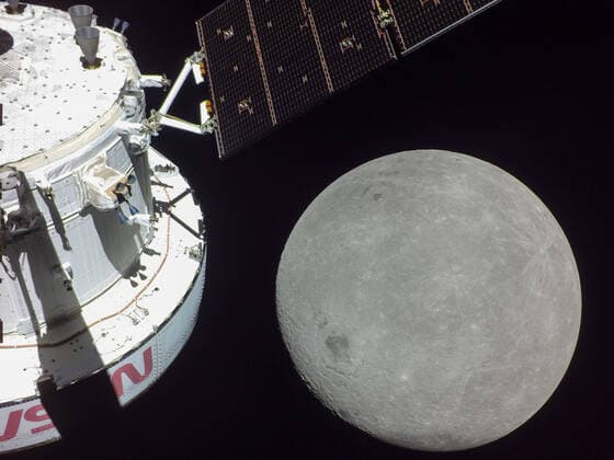 Bilder des Jahres, News 11 November News Themen der Woche KW47 News Bilder des Tages USA, Artemis 1 Mission der NASA - Bilder von Rückseite des Mondes A portion of the far side of the Moon looms large just beyond the Orion spacecraft in this image taken on November 21, 2022, the sixth day of the Artemis I mission by a camera on the tip of one of Orion s solar arrays. The spacecraft entered the lunar sphere of influence Sunday, November 20, making the Moon instead of Earth the main gravitational force acting on the spacecraft. On Monday, November 21, it came within 80 miles of the lunar surface, the closest approach of the uncrewed Artemis I mission before moving into a distant retrograde orbit around the Moon. Artemis I, the first spaceflight in NASA s Artemis program, successfully launched from Kennedy Space Center on November 16 on a planned 25-day mission. NASA WAX2022112103 NASA
