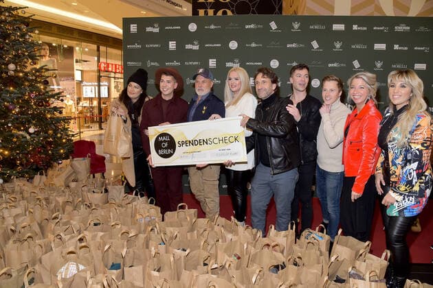 Bilder des Jahres 2022, Entertainment 12 Dezember Entertainment Bilder des Tages strassenfeger charity by Maximilian Seitz Ronja Forcher, Gitta Saxx, Sarah Knappik, Annemarie Eifeld, Julian FM Stoeckel, Kader Loth, Leo Rojas, Julian David, Tim Rasch, Günther Krabbenhöft, Falk-Willy Wild, Franziska Traub, Katrin Wrobel, Dirk Heidemann, Daniel Sommer, Tim Peters, Max Weidner, Leon Klein und viele weiterea ¡ Designer und Instagram Star Maximilian Seitz veranstaltet erneut mit viel prominenter Unterstützung strassenfeger charity by Maximilian Seitz in der Mall of Berlin in Berlin. Für den bekannten Verein werden 250 Geschenktüten für bedürftige Menschen in der Mall of Berlin gepackt in Berlin am 06.12.2022