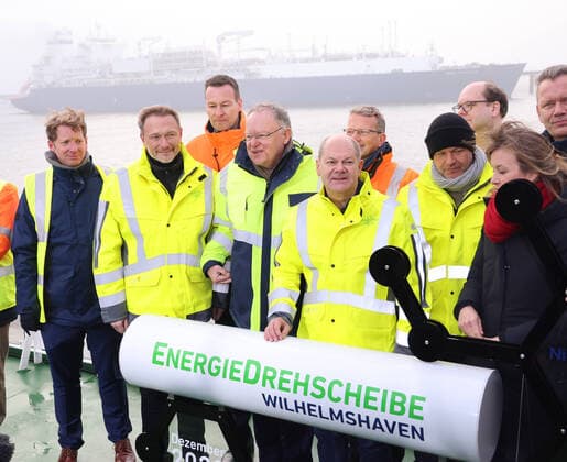 Bilder des Jahres 2022, News 12 Dezember News Themen der Woche KW50 LNG Energie mit Scholz und Habeck 17.12.2022, Germany, Wilhelmshafen, neues LNG Terminal wird eröffnet unter Beisein von Bundeskanzler Olaf Scholz, Bundeswirtschaftsminister Robert Habeck, Bundesfinanzminister Christian Lindner, sowie Ministerpräsident Stephan Weil und Wirtschaftsminister Olaf Lies. LNG Terminal wird betrieben von UNIPER und das Gas wird an Land uebernommen von der OGE, OpenGridEurope Ferngasleitungen aus Essen, das Schiff Höegh Esperanza, ein FSRUFloating Storage and Regasification Unit, nimmt das LNG an und gibt es and ie erste Uniper Leitung weiter. LNG Terminal Jade Weser Port Energie, Deutschland, Pipeline, Cracker Schiff, Uniper, hier Robert Habeck Wilhelmshafen Niedersachsen Germany