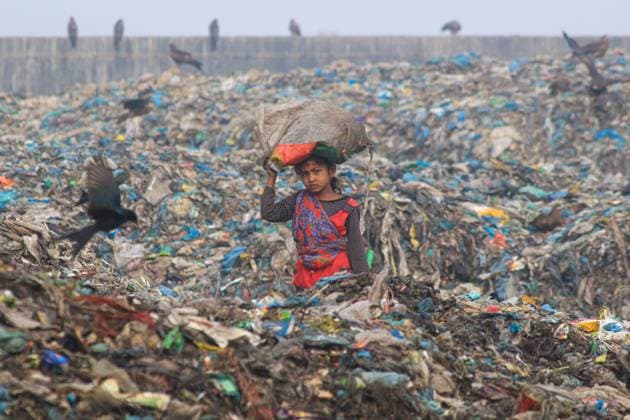 Bilder des Jahres 2023, News 01 Januar News Themen der Woche KW01 News Bilder des Tages January 4, 2023: January 4, 2023, Sylhet, Bangladesh : In the early foggy winter morning , Girl Children Is Working In Toxic Waste Dumping Yard Management With Toxic Substances Including Medical Waste At Garbage Dump Near Sylhet In North-East Bangladesh. Child Labour In Bangladesh Is Common, With 4.7 Million Children Aged 5 To 14 In The Work Force. Out Of The Child Labourers Engaged In The Work Force, 83% Are Employed In Rural Areas And 17% Are Employed In Urban Areas. Even, World Day Against Child Labour , The Statistics Shows 63 Million Girls. 97 Million Boys. †That s 160 Million Children Who Are Involved In Child Labour. - ZUMAr143 20230104_zap_r143_006 Copyright: xMdxRafayatxHaquexKhanx