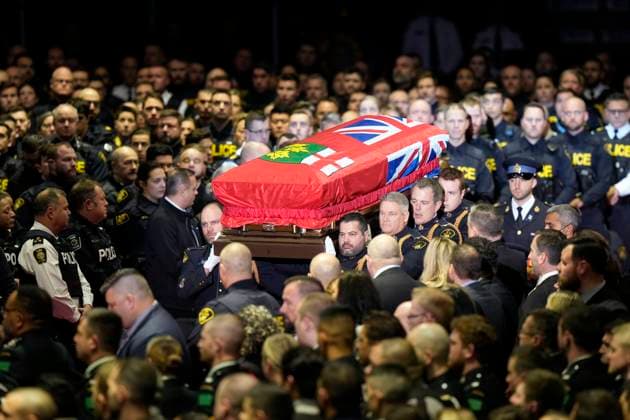 Bilder des Jahres 2023, News 01 Januar News Themen der Woche KW01 News Bilder des Tages Kanada, Trauerfeier für erschossenen Polizisten Grzegorz Greg Pierzchala in Barrie, Ontario January 4, 2023, Barrie, ON, CANADA: Pallbearers carry the casket of OPP Const. Grzegorz (Greg) Pierzchala during his funeral service in Barrie, Ont., Wednesday, Jan.4, 2023. Barrie CANADA - ZUMAc35_ 20230104_zaf_c35_013 Copyright: xFrankxGunnx