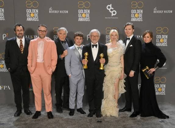 Bilder des Jahres 2023, Entertainment 01 Januar Entertainment Themen der Woche KW02 Entertainment Bilder des Tages (L-R) Tony Kushner, Seth Rogen, Judd Hirsch, Gabriel LaBelle, Steven Spielberg, Michelle Williams, Paul Dano, and Kristie Macosko Krieger appear backstage after winning the award for Best Picture - Drama for The Fabelmans during the 80th annual Golden Globe Awards at the Beverly Hilton in Beverly Hills, California on Tuesday, January 10, 2023. LAP20230110406 JIMxRUYMEN