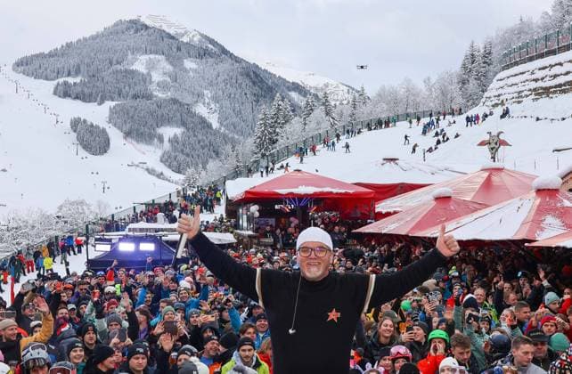 Bilder des Jahres 2023, Entertainment 01 Januar Entertainment Themen der Woche KW02 Entertainment Bilder des Tages 10.01.2023, Saalbach, AUT, Fototermin, Reportage, Themenbild, Unterwegs in Salzburg, Gipfeltour, Gerry Friedle, im Bild DJ-Ötzi während der Gipfeltour in Saalbach Hinterglemm, Goasstall,