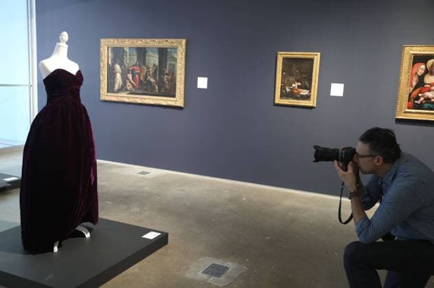 Bilder des Jahres 2023, Entertainment 01 Januar Entertainment Themen der Woche KW03 Entertainment Bilder des Tages January 20, 2023, New York City, New York, USA: A photographer takes a photo of the historic Princess Diana dress by Victor Edelstein (Autumn 1989), seen on display for the first time in over 25 years at Sothebyâ€⠢s New York Masters Week ‘The Oneâ€⠢ auction. The purple strapless evening dress was worn in a royal portrait in 1991, and later appeared in Vanity Fair in 1997, shot by Mario Testino during a portrait session with Princess Diana in one of her most iconic and favorite dresses of all time. The dress is expected to sell for $80,000 - $120,000. New York City USA - ZUMAk03_ 20230120_zaf_k03_008 Copyright: xNancyxKaszermanx