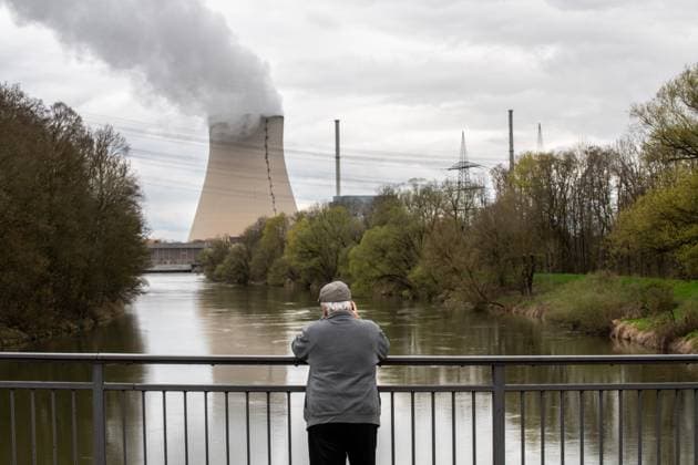 Bilder des Jahres 2023, News 04 April News Themen der Woche KW15 News Bilder des Tages Kernkraftwerk Isar 2, letzter Tag, wird heute Nacht abgeschaltet, Atomausstieg, Essenbach, 15. April 2023 Deutschland, Essenbach bei Landshut, 15. April 2023, Kernkraftwerk Isar 2, letzter Betriebstag, heute Nacht wird das AKW abgeschaltet, der Atomausstieg vollzogen, Ende der Kernenergie in Deutschland, Passant macht Erinnerungsfotos vom letzten Tag des AKW, Betreiber PreussenElektra, das AKW Isar 2 lieferte 35 Jahre lang Strom, Energie, Atomstrom, Aus für Atomkraft, Bayern, bayerisch,