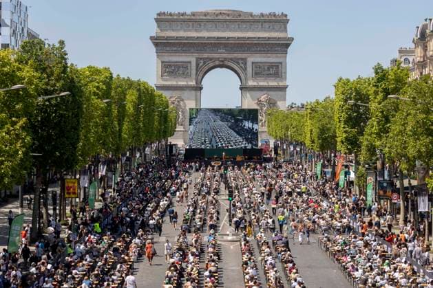 Bilder des Jahres 2023, News June 06 News Themen der Woche KW22 Paris, France June 4, 2023 - Giant dictation on the Champs Elysees. The event will bring together more than 5,000 participants in an attempt to break the world record for the largest dictation DICTEE GEANTE DES CHAMPS ELYSEES, INSOLITE, CULTURE FRANCAISE, ECOLE, EDUCATION, GUINESS WORLD RECORDS, ORTHOGRAPHE, ECRITURE, ILLETTRISME, ARC DE TRIOMPHE, PERSPECTIVE Copyright: xVincentxIsorex