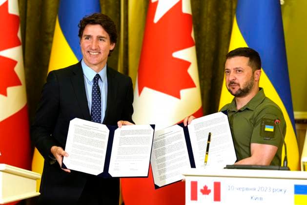 Bilder des Jahres 2023, News June 06 News Themen der Woche KW23 News Bilder des Tages June 10, 2023, Kyiv, Ukraine: Prime Minister Justin Trudeau, left, and Ukrainian President Volodymyr Zelenskyy pose with joint declaration adopted by Canada and Ukraine during a press conference in Kyiv, Ukraine, on Saturday, June 10, 2023. Kyiv Ukraine - ZUMAc35_ 20230610_zaf_c35_041 Copyright: xFrankxGunnx