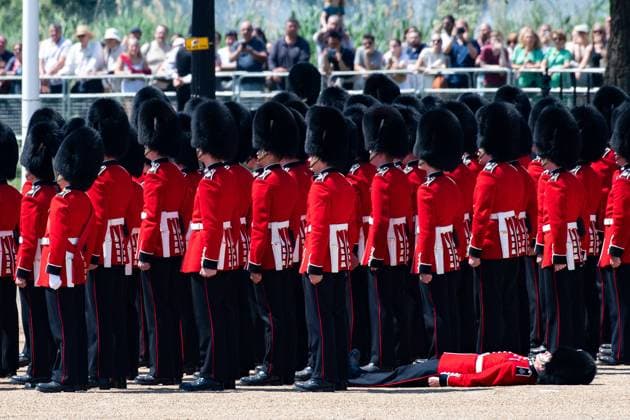Bilder des Jahres 2023, Entertainment June 06 Entertainment Themen der Woche KW23 Entertainment Bilder des Tages The Colonel s Review - Saturday 10 June - Horse Guards Parade, London A member of The Household Division faints from the 30C heat at The Colonel s Review at Horse Guards Parade, London, England, UK on Saturday 10 June, 2023. It is the last rehearsal before The King s Birthday Parade on the 17th June and the first King s Birthday Parade for 70 years., Credit:Justin Ng Avalon UK, England, London, Horse Guards Parade Copyright: xJustinxNgx xAvalonx 0782591102