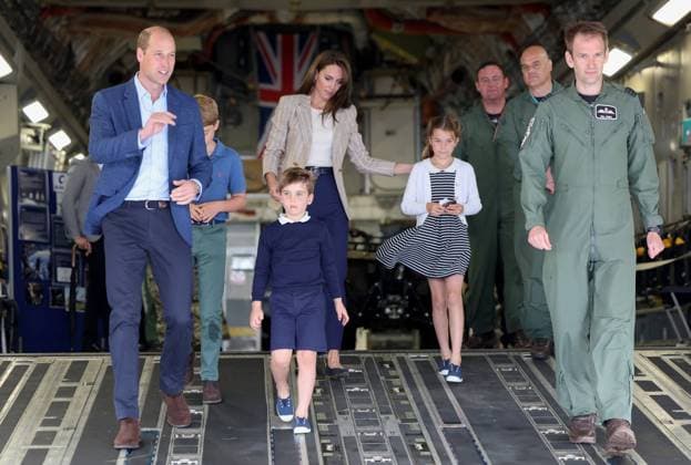 Bilder des Jahres 2023, Entertainment 07 Juli Entertainment Themen der Woche KW28 Entertainment Bilder des Tages The Prince and Princess of Wales Visit The Air Tattoo FAIRFORD, ENGLAND - JULY 14: Prince William, Prince of Wales and Catherine, Princess of Wales with Prince George of Wales, Princess Charlotte of Wales and Prince Louis of Wales (C as they walk down the ramp of a C17 place during their visit to the Air Tattoo at RAF Fairford on July 14, 2023 in Fairford, England. The Prince and Princess of Wales have a strong relationship with the RAF, with the Prince having served with the Search and Rescue Force for over three years, based at RAF Valley in Anglesey. The Prince is Honorary Air Commodore of RAF Coningsby and The Princess is Honorary Air Commodore of the Air Cadets., Credit:Chris Jackson Avalon United Kingdom, England, Fairford, RAF Fai Copyright: xChrisxJacksonx xAvalonx 0789121387