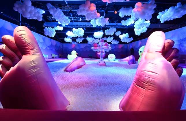 Bilder des Jahres 2023, News 07 Juli Entertainment Bilder des Tages Bubble Planet Experience: BRUSSELS, BELGIUM - JULY 19 : A bubble bath, an Infinity Room, a simulator of a hot-air balloon... The brand-new Bubble Planet experience lands in Brussels this summer. This fascinating world immerses visitors in a festive and colourful universe of sensory stimulating and moving bubbles. Bubble Planet is a co-production of Belgian company Exhibition Hub, creator, producer and organiser of immersive exhibitions worldwide, and Fever, the leading platform for entertainment and leisure discovery. To be discovered at Tour&Taxis from 20 July., July 19, 2023 in Brussels, Belgium, 19 07 2023 Brussels Belgium Copyright: xBertxVanxDenxBrouckex
