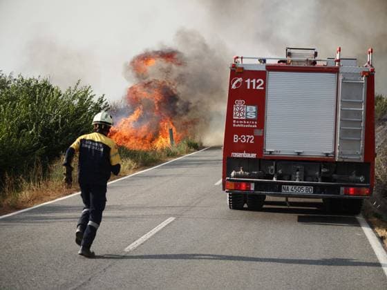Wildfire Rages In Navarra - Spain Several firefighters work to extinguish the fire, August 24, 2023, in Artajona, Navarra, Spain. Firefighters from the parks of Tafalla, Cordovilla, Peralta and Estella, two helicopters and two cargo planes on the ground intervene in the forest fire that has originated today north of Artajona, in a place called Camino de Obanos. The fire has occurred when the Navarre community was on alert for risk of forest fire forecast by the State Meteorological Agency (Aemet). Photo by Eduardo Sanz Europa Press ABACAPRESS.COM Artajona, Navarre Spain Copyright: xEuropaxPress ABACAx 865038_005 EuropaxPress ABACAx 865038_005