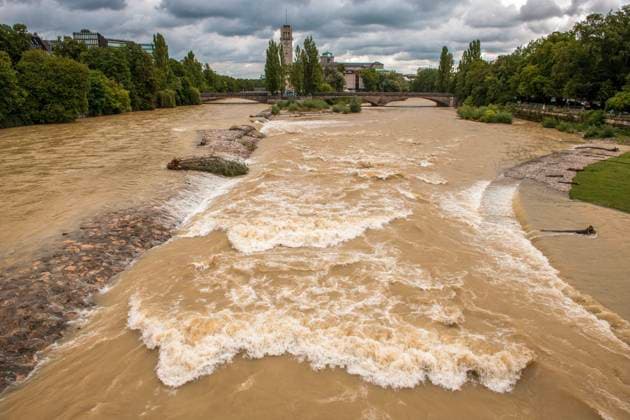 Bilder des Jahres 2023, News 08 August News Themen der Woche KW35 News Bilder des Tages Isar-Hochwasser, Blick von der Reichenbachbrücke, München, 31.08.2023 Deutschland, München, 31. August 2023, Isar Hochwasser nach Dauerregen der letzten Tage, Blick von der Reichenbachbrücke in Richtung Deutsches Museum, reißender Strom, der Isar-Pegel liegt weit über normal, fällt aber inzwischen wieder, Bayern,