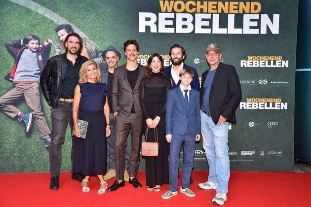 Bilder des Jahres 2023, Entertainment 09 September Entertainment Themen der Woche KW38 Entertainment Bilder des Tages Wochenendrebellen Premiere in Berlin PREMIERE WOCHENEND REBELLEN Das FilmTeam. Florian David Fitz, Cecilio Andresen, Aylin Tezel, Regisseur Marc Rothemund, Autor Richard Kropf, die Produzent:innen Justyna Müsch, Quirin Berg und Max Wiedemann sowie die ãechtenÒ Rebellen Mirco und Jason von Juterczenka Ankunft, Red Carpet zur Premiere einer wahren Geschichte, der Wochenend Rebellen in Berlin, am 19.09.2023