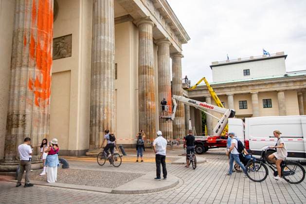 Bilder des Jahres 2023, News 09 September Strassenblockade Letzte Generation 18.09.2023, Berlin - Germany: Arbeiter reinigen den Brandenburger mit Hochdruckwasser in Berlin am 18. September 2023. Gestern hatten Aktivisten der Letzten Generation das Monument mit roten und Orangenen Farben besprüht. (Foto: Emmanuele Contini) --- Filename: EC_R9469.jpg Keywords: berlin, letzte generation, aktion, reinigung, brandenburger tor, farben, putzen, menschen, fotos Model Release: No, Property Release: No Copyright: Emmanuele Contini 2022 (C) Strassenblockade Letzte Generation