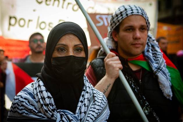 October 25, 2023, Buenos Aires, Buenos Aires, Argentina: Social organizations stand in front of the Israeli embassy in Buenos Aires during a protest in support of Palestinians in Gaza, amid the conflict between Israel and Hamas. The protesters were demanding Israel to stop the bombing against Gaza and to allow humanitarian aid. Buenos Aires Argentina - ZUMA in 20231025_int_a188_006 Copyright: xPaulaxAcunzox