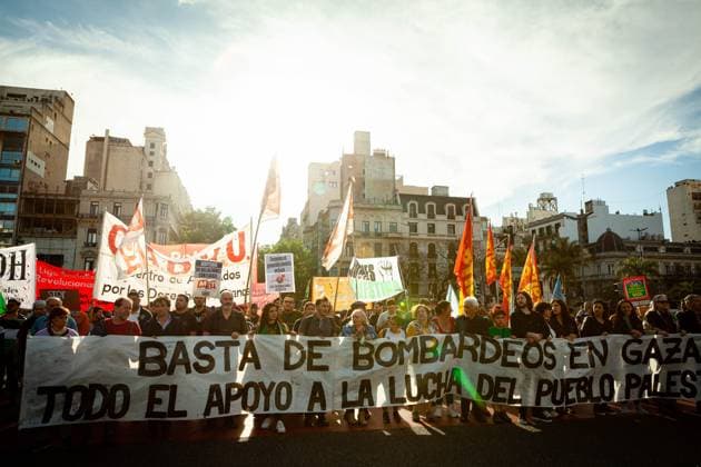October 25, 2023, Buenos Aires, Buenos Aires, Argentina: Social organizations stand in front of the Israeli embassy in Buenos Aires during a protest in support of Palestinians in Gaza, amid the conflict between Israel and Hamas. The protesters were demanding Israel to stop the bombing against Gaza and to allow humanitarian aid. Buenos Aires Argentina - ZUMA in 20231025_int_a188_008 Copyright: xPaulaxAcunzox