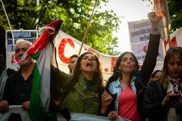 October 25, 2023, Buenos Aires, Buenos Aires, Argentina: Social organizations stand in front of the Israeli embassy in Buenos Aires during a protest in support of Palestinians in Gaza, amid the conflict between Israel and Hamas. The protesters were demanding Israel to stop the bombing against Gaza and to allow humanitarian aid. Buenos Aires Argentina - ZUMA in 20231025_int_a188_015 Copyright: xPaulaxAcunzox