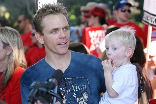 Christopher Titus shows his support for the writer s strike in front of Universal Studios 18562, LOS ANGELES, CALIFORNIA, Tuesday November 13, 2007, Comedian Sarah Silverman, actors Bill Paxton, Joshua Jackson, Zachary Levi, Ben Stiller, Matthew Perry, Seth Green, Christopher Titus, Marg Helgenberger and Minnie Driver and Felicity Huffman show their support for the writer s strike in front of Universal Studios. Writers are striking after failing to reach an agreement in payments from shows offered on the Internet and DVD sales.Photograph: Andrade, Breeden PacificCoastNews.com, UK OFFICE: +44 131 225 3333 3322 US OFFICE, Credit:Andrade, Breeden PacificCoastNews.com Avalon USA Copyright: xAndrade,xBreedenxPacificCoastNews.comx xAvalonx 0523311095