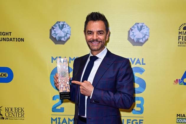 Bilder des Jahres 2023, Entertainment 11 November Entertainment Themen der Woche KW44 Entertainment Bilder des Tages Mexican actor Eugenio Derbez poses with his GEMS Impact award, during the opening of the tenth edition of the GEMS film festival, one of the two annual events of the Miami Film Festival (MFF), today at the Koubek Center in Miami, Florida, United States, 02 November 2023. The GEMS film festival in Miami opened with the feature film Radical , starring the Mexican Eugenio Derbez, who received the GEMS Impact award at this annual event of the seventh art, which takes place this year from November 2 to 5. GEMS Festival in Miami opens with Radical and awards its protagonist Eugenio Derbez !ACHTUNG: NUR REDAKTIONELLE NUTZUNG! Copyright: xGiorgioxVierax USA235 20231103-55012228886_1