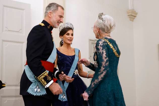 Spain s King Felipe VI (L) and Queen Letizia (C) are greeted by Queen Margrethe II (R) of Denmark upon arrival to the gala dinner in the framework of Spain s King Felipe VI and Queen Letizia s visit, in Copenhagen, Denmark, 06 november 2023. Spain s King Felipe VI and Queen Letizia are on a three-day visit to the country. Spain s King Felipe VI and Queen Letizia visit Copenhagen !ACHTUNG: NUR REDAKTIONELLE NUTZUNG! Copyright: xJUANJOxMARTINx(es-ES)x GRAF858 20231106-55012251436_1