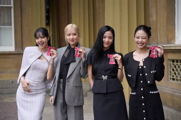 Bilder des Jahres 2023, Entertainment 11 November Entertainment Themen der Woche KW47 Entertainment Bilder des Tages Investiture at Buckingham Palace (left to right) Lisa (Lalisa Manoban), Rose (Roseanne Park), Jisoo Kim and Jennie Kim, from the K-Pop band Blackpink pose with their Honorary MBEs (Members of the Order of the British Empire), awarded to them in recognition of the band s role as COP26 advocates for the COP26 Summit in Glasgow 2021. King Charles III conducted the special Investiture ceremony in the presence of the President of South Korea, Yoon Suk Yeol, and his wife, Kim Keon Hee at Buckingham Palace, London. Picture date: Wednesday November 22, 2023., Credit:Victoria Jones Avalon UK, London Copyright: xVictoriaxJonesx xAvalonx 0823632572