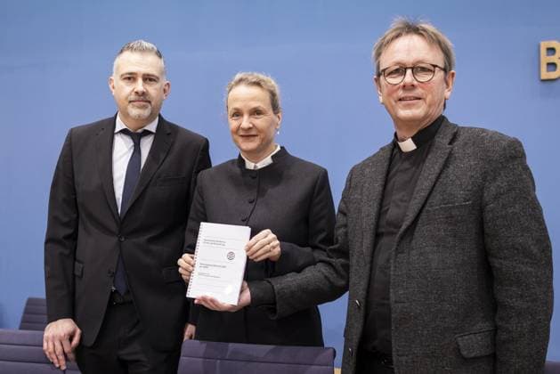 Bilder des Jahres 2023, News 12 Dezember News Themen der Woche KW50 (v.l.n.r.) Dr. Max Markus Mutschler, Vors. der Fachgruppe Ruestungsexporte der GKKE, Praelatin Dr. Anne Gidion, Ev. Vorsitzende der GKKE, und Praelat Dr. Karl Juesten, Kath. Vorsitzender der GKKE, Kommissariat der Deutschen Bischoefe, aufgenommen im Rahmen einer Bundespressekonferenz zum Ruestungsexportbericht 2023 der Gemeinsamen Konferenz Kirche und Entwicklung, in Berlin, 12.12.2023. Berlin Deutschland Copyright: xKiraxHofmannx