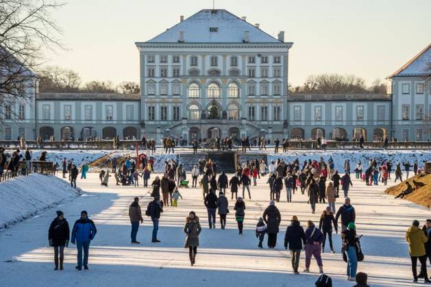 Bilder des Jahres 2024, News 01 Januar News Themen der Woche KW03 News Bilder des Tages Wintervergnügen auf dem zugefrorenen Nymphenburger Kanal, München, Januar 2024 Deutschland, München, Januar 2024, Schloss Nymphenburg, Wintervergnügen am Nymphenburger Schlosskanal, viele Münchner bummeln am Samstagnachmittag bei Minusgraden über den zugefrorenen Kanal, Temperaturen bei -8 Grad und Sonnenschein, Eisfläche noch tragfähig, Wintertag, Winter, Wochenende, Bayern,