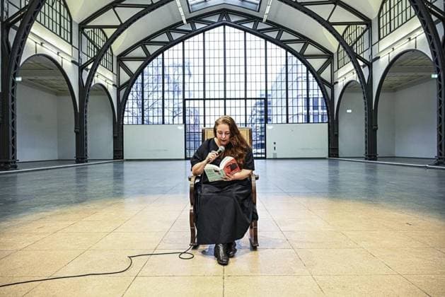 Bilder des Jahres 2024, Entertainment 02 Februar Entertainment Themen der Woche KW06 Entertainment Bilder des Tages 100-stündige Lesung im Hamburger Bahnhof ** NUR FÜR REDAKTIONELLE ZWECKE ** EDITORIAL USE ONLY **<p>Tania Bruguera, Künstlerin und Aktivistin, liest vor einem Pressetermin zu ihrer Performance «Where Your Ideas Become Civic Actions (100 Hours Reading The Origins of Totalitarianism)», im Hamburger Bahnhof · Nationalgalerie der Gegenwart aus Hannah Arendts «Elemente und Ursprünge totaler Herrschaft». Die 100-stündige Lesung findet in der Historischen Halle des Museums bei kostenlosem Eintritt ununterbrochen, Tag und Nacht, vom Mittwoch, 7. Februar 2024, 19 Uhr, bis Sonntag, 11. Februar 2024, 23 Uhr, statt. fotografiert am 06.02.2024 in Berlin. Deutschland Berlin Berlin Copyright: MaurizioxGambarini
