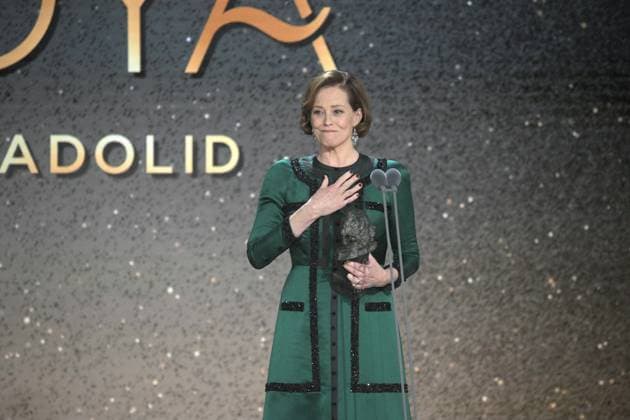 Bilder des Jahres 2024, Entertainment 02 Februar Entertainment Themen der Woche KW06 Entertainment Bilder des Tages Goya Awards 2024 - Valladolid American actress Sigourney Weaver receives the International Goya during the gala of the 38th edition of the Goya Awards, at the Auditorio Feria de Valladolid, on February 10, 2024, in Valladolid, Castilla y Leon (Spain). The Academy celebrates the quality of Spanish cinema with the presentation of the Goya Awards, the most important awards in Spanish cinema, to the best professionals in each of the technical and creative specialties. Throughout its history, the Academy has recognized with the Goya, or with its nomination, the work of both technicians, anonymous professionals for the general public, and great Spanish and international stars. Photo by Jose Oliva Europa Press ABACAPRESS.COM Valladolid Spain Copyright: xEuropaxPress ABACAx