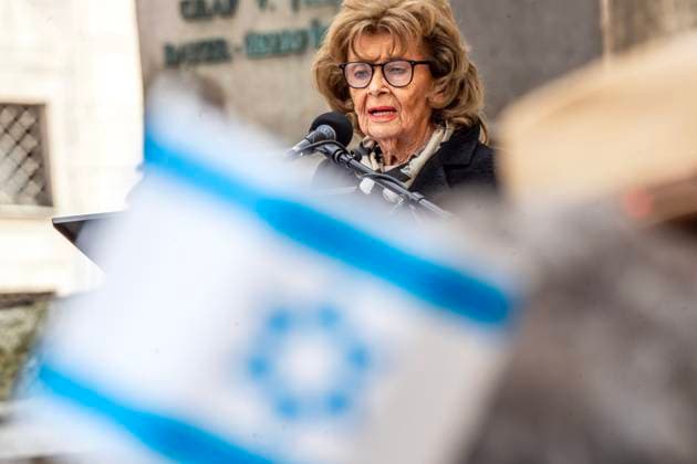 Bilder des Jahres 2024, News 02 Februar News Themen der Woche KW07 News Bilder des Tages Charlotte Knobloch bei Pro-Israel-Demo auf dem Odeonsplatz, München, 18. Februar 2024 Deutschland, München, 18. Februar 2024, Charlotte Knobloch, 91, Präsidentin der Israelitischen Kultusgemeinde München und Oberbayern, Rednerin bei Pro-Israel-Kundgebung auf dem Odeonsplatz, Israel-Fahne, Bayern