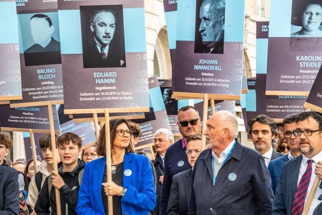 Bilder des Jahres 2024, News 04 April News Themen der Woche KW15 News Bilder des Tages Ilse Aigner, Andreas Bönt beim Projekt Die Rückkehr der Namen, Erinnerungsprojekt an die Opfer der NS-Zeit, Gedenkzug zum Odeonsplatz, München, 11. April 2024 Deutschland, München, 11. April 2024, Gedenkzug vom Königsplatz zum Odeonsplatz,, Ilse Aigner, Landtagspräsidentin und Andreas Bönte, BR, Initiator des Projekts, tragen Schilder mit Porträts und Lebensläufen der NS-Opfer, beim Erinnerungsprojekt Die Rückkehr der Namen , Gedenktag an die Verfolgten und Opfer der NS-Zeit, 1.000 Münchner haben Patenschaften für die Nazi-Opfer übernommen,
