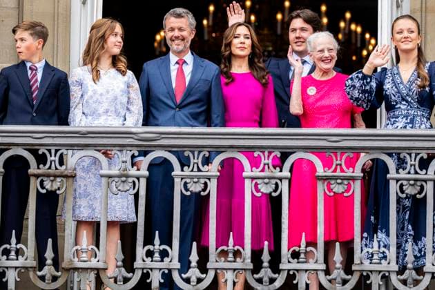 Copenhagen (Denmark), 26 05 2024.- Denmark s King Frederik X (3-L) waves together with Queen Mary of Denmark (C), Crown Prince Christian (3-R), Queen Margrethe (2-R), Princess Josephine (2-L), Princess Isabella (R) and Prince Vincent (L) from the balcony of the Frederik VIII s Palace, Amalienborg Castle in Copenhagen, 26 May 2024. King Frederik X celebrated his 56th birthday the same day. Frederik X of Denmark acceded to the throne following the abdication of his mother, Queen Margrethe II, on 14 January 2024. (Dinamarca, Copenhague) Danish King Frederik X turns 56 !ACHTUNG: NUR REDAKTIONELLE NUTZUNG! Copyright: xIdaxMariexOdgaardx EA7476 20240526-55013693982_1