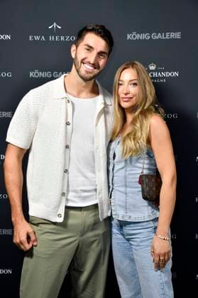 Dennis Gries und Katja Geretschuchin bei der Ewa Herzog Fashion Show auf der Berlin Fashion Week S S 2025 in der König Galerie. Berlin, 02.07.2024