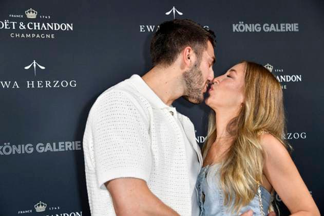 Dennis Gries und Katja Geretschuchin bei der Ewa Herzog Fashion Show auf der Berlin Fashion Week S S 2025 in der König Galerie. Berlin, 02.07.2024