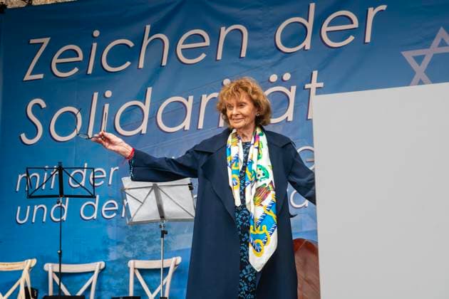 Bilder des Jahres 2024, News 07 Juli News Themen der Woche KW28 News Bilder des Tages Charlotte Knobloch, Präsidentin der Israelitischen Kultusgemeinde, München, Juli 2024 Deutschland, München, 10. Juli 2024, Charlotte Knobloch, Präsidentin der Israelitischen Kultusgemeinde München und Oberbayern, bei der Veranstaltung: Zeichen der Solidarität mit der jüdischen Gemeinschaft und dem Staat Israel, Jakobsplatz, Frau Knobloch auf der Bühne nach ihrer Ansprache, bundesweiter Solidaritätstag, Bayern,