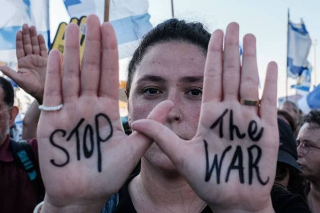 Bilder des Jahres 2024, News 07 Juli News Themen der Woche KW28 News Bilder des Tages July 13, 2024, Jerusalem, Israel: Families of hostages in Gaza and former hostages joined by thousands of supporters arrive in Jerusalem nearly concluding a four day march from Tel Aviv, to end tonight at a rally at the Prime Ministerâ€⠢s Office in the city. Israel has been engaged in a war with Hamas following massive rocket fire from the Gaza Strip into Israel on 7th October, 2023, infiltration of Palestinian gunmen into Israeli territory, massacre of 1,400 civilian women and children in their homes and hostage taking of some 240 civilians, including babies and children, and soldiers. 120 remain in captivity. Many blame the PM personally for sabotaging any chance of a hostage release deal. Jerusalem Israel - ZUMAa126 20240713_zap_a126_002 Copyright: xNirxAlonx