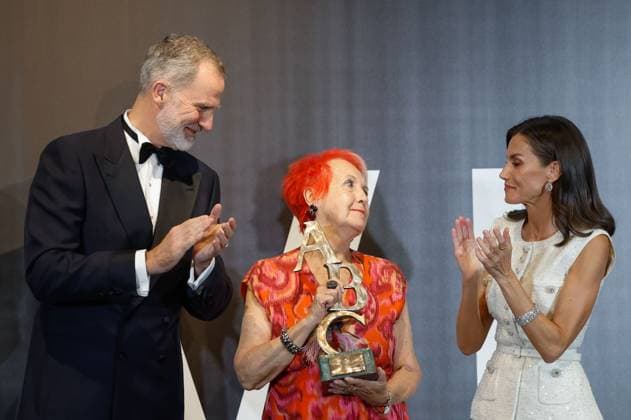 Spain s King Felipe VI (L) and Queen Letizia (R) hand over the Luca de Tena Award to journalist and writer Rosa María Calaf (C) as part of the 104th edition of the ABC Journalism Mariano de Cavia , Luca de Tena and Mingote Awards, in Madrid, Spain, 18 July 2024. 104th edition of the ABC Journalism Mariano de Cavia , Luca de Tena and Mingote Awards in Madrid !ACHTUNG: NUR REDAKTIONELLE NUTZUNG! Copyright: xMariscalx GRAF9751 20240718-55014187242_1