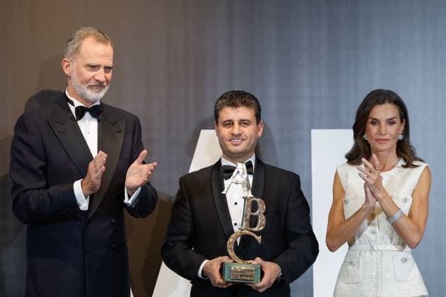 Spain s King Felipe VI (L) and Queen Letizia (R) hand over the Mingote Award to Palestinian photojournalist Said Khatib (C) as part of the 104th edition of the ABC Journalism Mariano de Cavia , Luca de Tena and Mingote Awards, in Madrid, Spain, 18 July 2024. 104th edition of the ABC Journalism Mariano de Cavia , Luca de Tena and Mingote Awards in Madrid !ACHTUNG: NUR REDAKTIONELLE NUTZUNG! Copyright: xMariscalx GRAF9747 20240718-55014187305_1